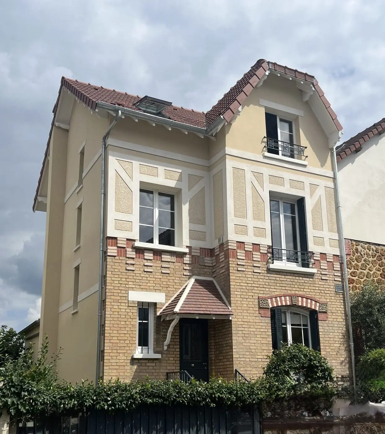 Maison rénovée — briques et faux colombages restaurés